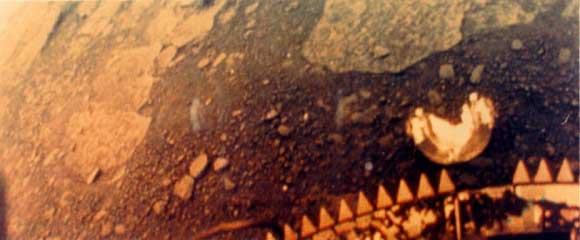 اولین تصویر رنگی که کاوشگر فضایی ونرا-13 از سطح زهره گرفته است. کاوشگر ونرا-13 تنها 127 دقیقه دوام آورد و به دلیل شرایط فوق خشن سطح زهره از پادرآمد.