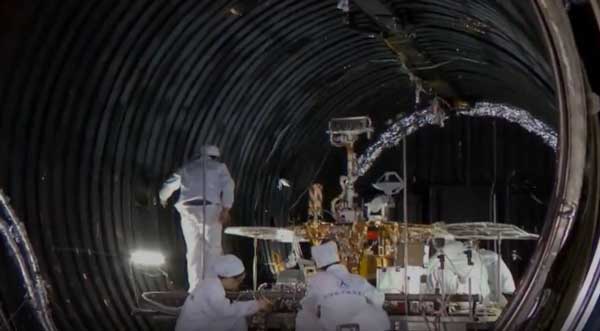 دانشمندان چینی در حال آماده‌سازی مریخ‌نورد برای آزمایش در تونل خلا
