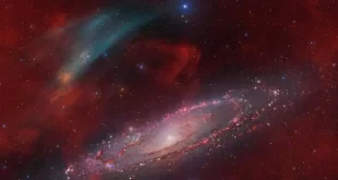 کهکشان مارپیچی آندرومدا در نیمه پایینی کادر قرار دارد. در بالا و سمت چپ آن، کمان نواری سبزرنگی وجود دارد که تقریباً نصف کهکشان عرض دارد.